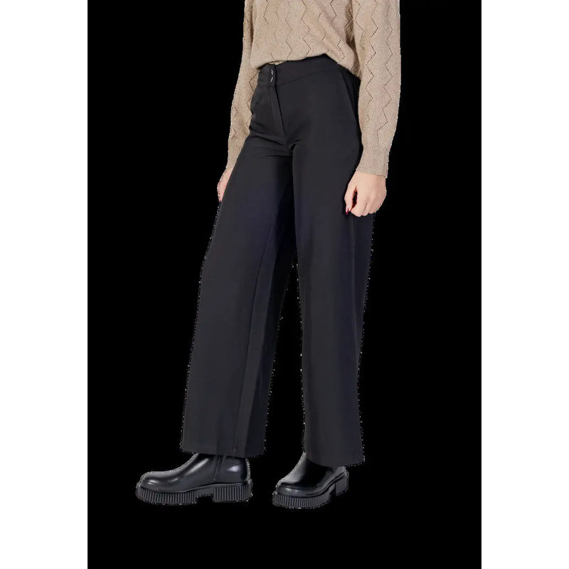 Pantalon noir à jambes larges en polyester de Jacqueline de Yong, coupe ajustée et plis discrets sur le devant.