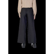 Pantalon noir à jambes larges en polyester, confectionné dans un tissu lisse et doté d'une taille élastiquée, par Jacqueline de Yong pour femme.