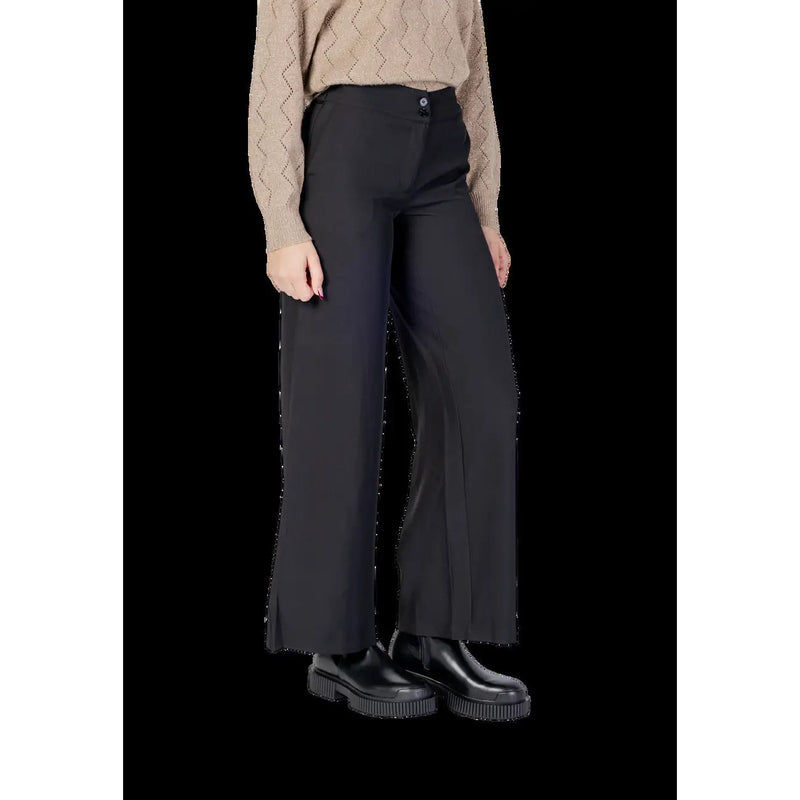 Pantalon large pour femme Jacqueline de yong, noir en polyester, coupe droite élégante et plis discrets sur le devant.