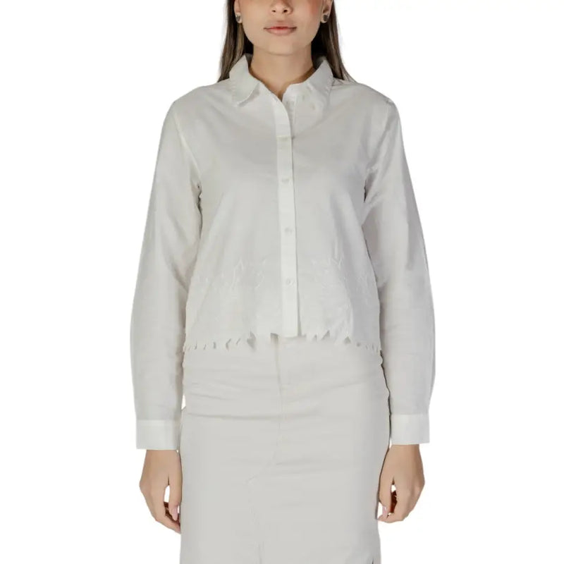 Jacqueline de yong women’s white cotton long-sleeved shirt with subtle textured pattern and frayed hem