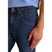 verso de jeckerson Jean homme bleu en coton biologique, coupe slim, en denim bleu foncé, boutons cuivrés et logo brodé