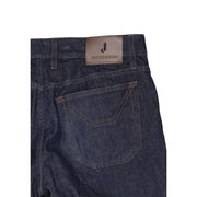 Jean homme en denim bleu foncé avec cuir marron jeckerson Écusson logo en coton biologique avec fermeture éclair et bouton.