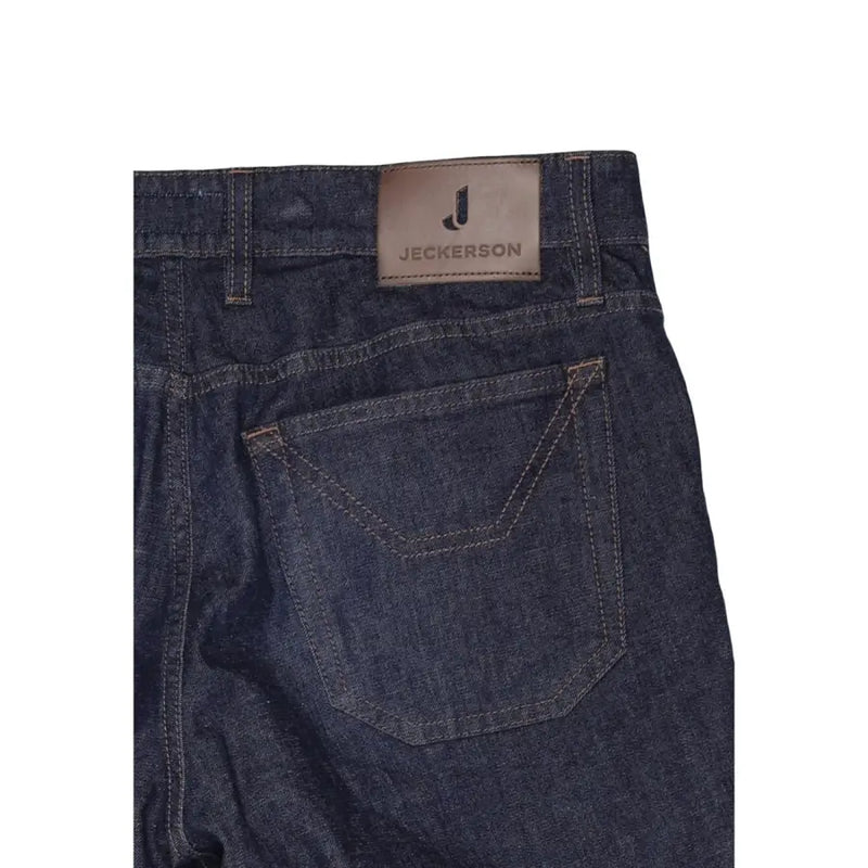 Jean homme en denim bleu foncé avec cuir marron jeckerson Écusson logo en coton biologique avec fermeture éclair et bouton.