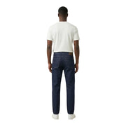 Jeckerson Jean homme bleu en coton biologique avec empiècements en denim bleu foncé, coupe droite et ceinture en cuir marron.