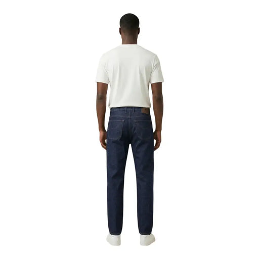 Jeckerson Jean homme bleu en coton biologique avec empiècements en denim bleu foncé, coupe droite et ceinture en cuir marron.