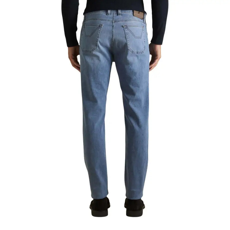 Jeckerson Jean homme en denim de coton biologique bleu clair, coupe droite classique et empiècement en cuir marron à la ceinture.