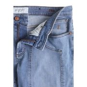 Jeckerson Jean homme bleu clair en denim de coton biologique, coupe slim, avec détails métalliques couleur cuivre et écusson J de la marque à l'arrière.