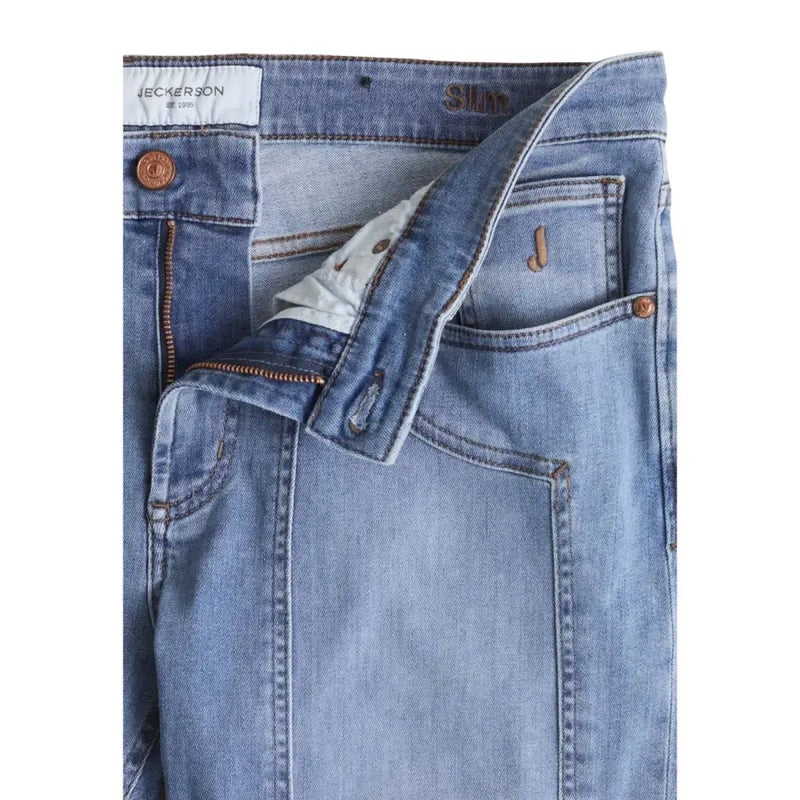 Jeckerson Jean homme bleu clair en denim de coton biologique, coupe slim, avec détails métalliques couleur cuivre et écusson J de la marque à l'arrière.