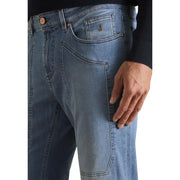 Jeckerson Jean homme en denim de coton biologique bleu clair, délavage moyen, coupe classique cinq poches avec finitions en cuivre.