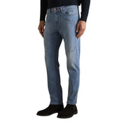 Jeckerson Jean homme en denim de coton biologique bleu clair, coupe slim moderne et détails légèrement délavés.