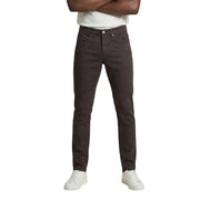 Jean slim marron foncé avec une coupe classique à cinq poches et des détails de couture discrets par jeckerson