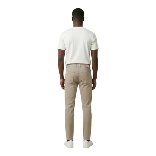 Pantalon chino beige slim fit par jeckerson en piqué de coton mélangé avec des détails de couture subtils