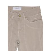 Jean en velours côtelé beige avec une texture côtelée subtile et des détails métalliques dorés. jeckerson Étiquette à la taille, mélange de coton piqué