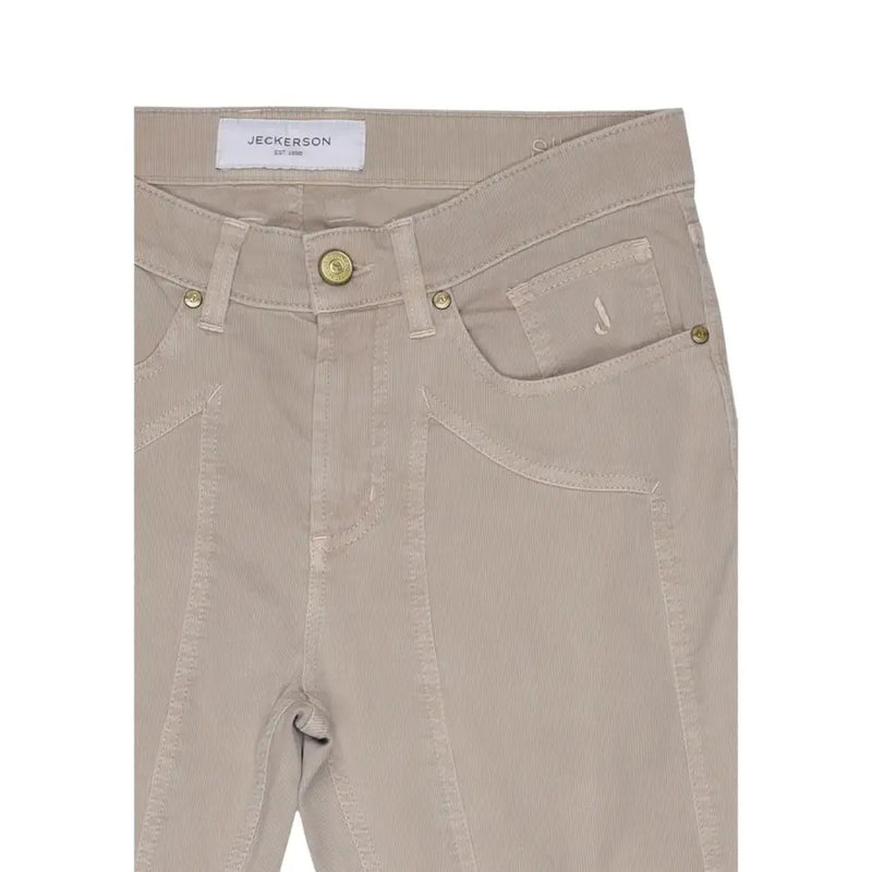 Jean en velours côtelé beige avec une texture côtelée subtile et des détails métalliques dorés. jeckerson Étiquette à la taille, mélange de coton piqué