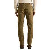 Pantalon en denim vert olive avec une coupe classique à cinq poches et un écusson de marque en cuir marron de la marque jeckerson pantalons pour hommes