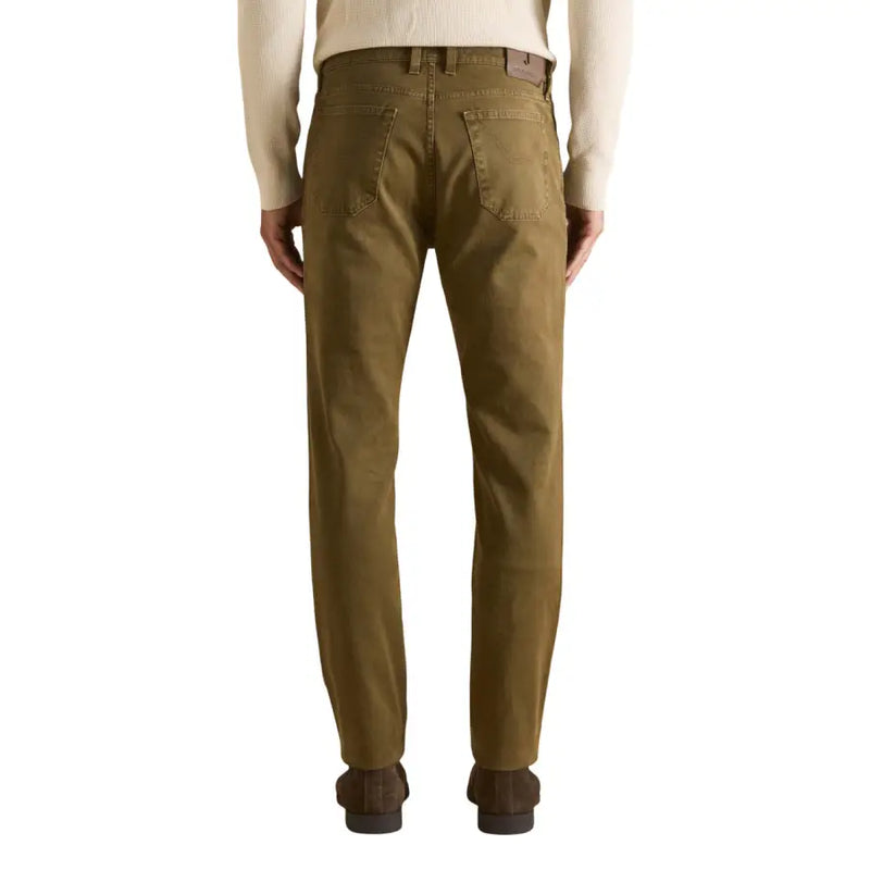 Pantalon en denim vert olive avec une coupe classique à cinq poches et un écusson de marque en cuir marron de la marque jeckerson pantalons pour hommes