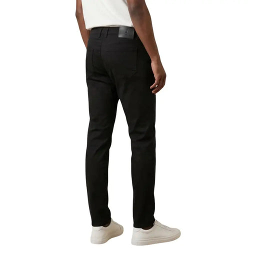 Chinos noirs slim fit de Jeckerson avec un design élégant et des détails de couture subtils pour hommes