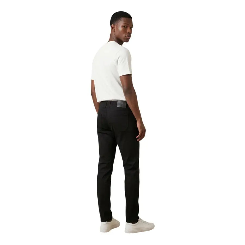 Jeckerson Pantalon chino noir slim pour homme, au design élégant et aux coutures discrètes.