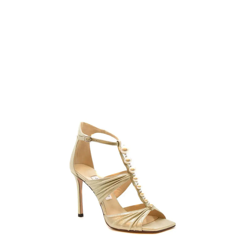 Sandales à talons aiguilles ouvertes en cuir beige Jimmy Choo pour femme, ornées de brides dorées métallisées, de perles et de cristaux.