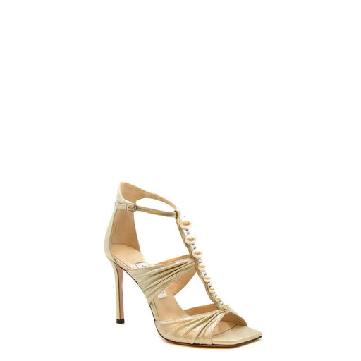 Sandales à talons aiguilles ouvertes en cuir beige Jimmy Choo pour femme, ornées de brides dorées métallisées, de perles et de cristaux.