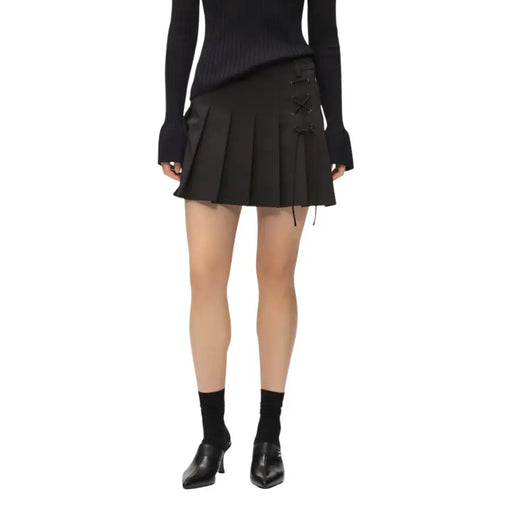 Karl Lagerfeld Jupe courte plissée noire en jean avec détail lacé sur le côté