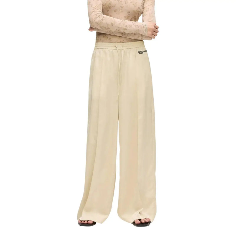 Pantalon large en satin couleur crème de Karl Lagerfeld Jean en tissu fluide et doux, avec logo discret à la taille.