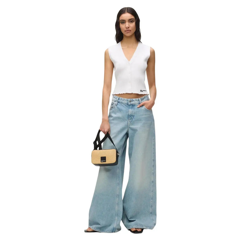 Karl Lagerfeld jeans femme débardeur en maille top Des boutons blancs en forme de V sont présentés avec un sac à main en paille tressée beige orné de finitions noires.