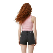 Short en jean noir avec un délavage subtil et karl lagerfeld étiquette à l'arrière de la ceinture assortie à un débardeur côtelé en coton rose top