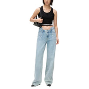Jean taille haute à jambes larges en denim clair délavé, avec une coupe classique à cinq poches et des coutures apparentes. Karl Lagerfeld