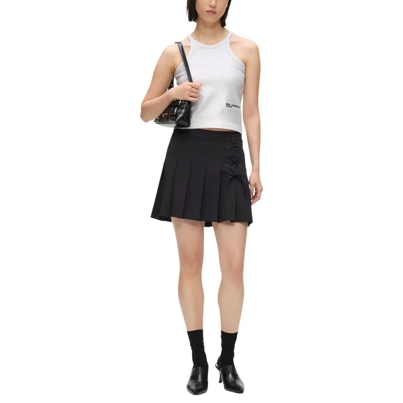 Mini-jupe plissée noire avec nœud sur le devant, assortie à karl lagerfeld jeans femme sans manches en coton argenté top