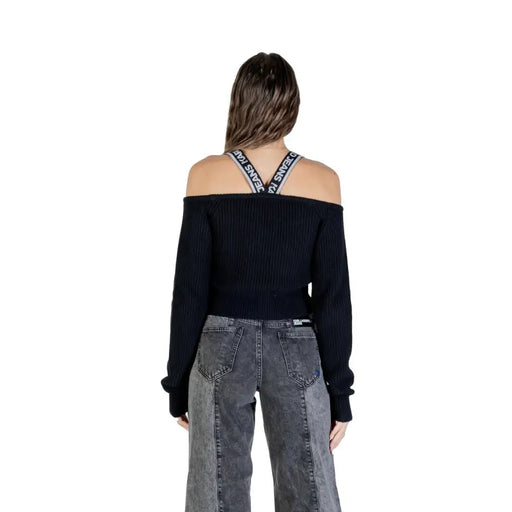Women’s black off-the-shoulder long-sleeved ribbed top with branded shoulder straps