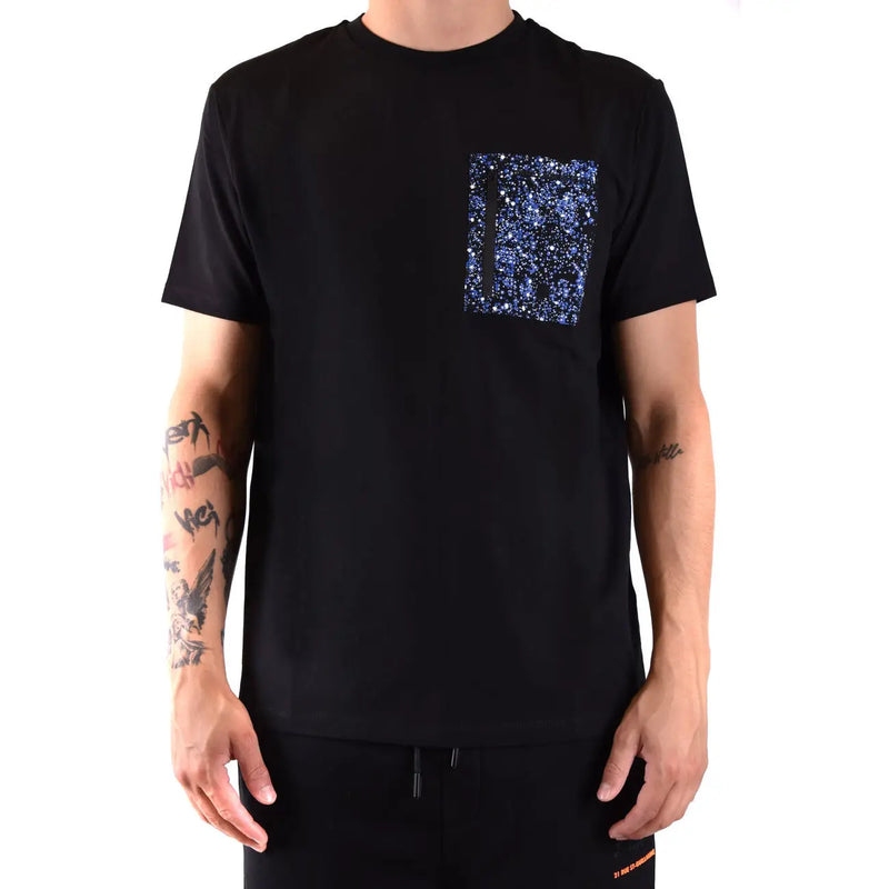Karl Lagerfeld T-shirt noir en coton pour homme, manches courtes, orné d'un écusson étoilé bleu et argenté scintillant sur la poitrine.