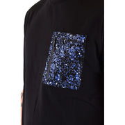 Karl Lagerfeld T-shirt noir en coton pour homme, orné d'un motif d'étoiles bleues pailletées sur la poche poitrine et d'une fermeture éclair noire.