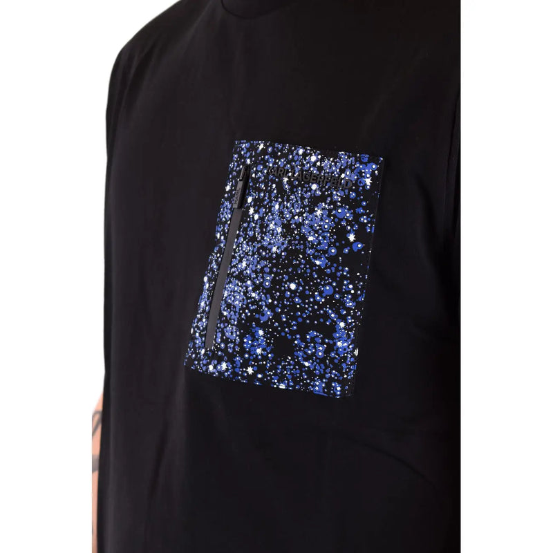 Karl Lagerfeld T-shirt noir en coton pour homme, orné d'un motif d'étoiles bleues pailletées sur la poche poitrine et d'une fermeture éclair noire.