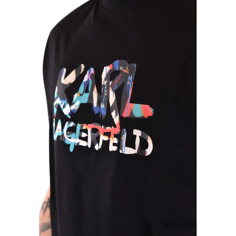 Noir karl lagerfeld hommes t-shirt avec un logo audacieux et coloré de style graffiti en bleu, rouge et blanc sur le devant