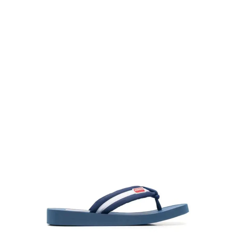 Tongs Kenzo bleu marine pour homme, avec bande blanche et logo rouge sur bride en caoutchouc, idéales pour un style décontracté.