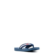 Tongs Kenzo pour homme bleu marine avec bride en caoutchouc rayée blanche et rouge et petite étiquette rectangulaire avec logo (vue de face)