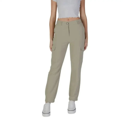 Pantalon cargo kaki à ourlets élastiques, porté avec des baskets blanches de B.young