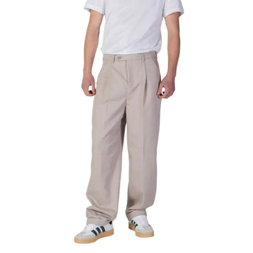 Khaki pleated pants from Calvin Klein Jeans for men, perfect for Spring Summer fashion