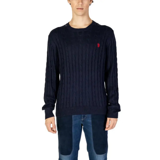 Pull Ralph Lauren bleu marine en maille torsadée avec logo rouge.