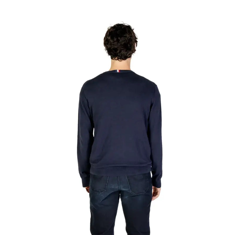 Navy blue crew neck sweatshirt with tommy hilfiger logo.