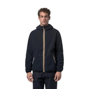Blazer zippé à capuche en polaire sherpa bleu marine pour homme de la marque Kway, avec tirette de fermeture éclair rayée or et blanc et poches latérales.