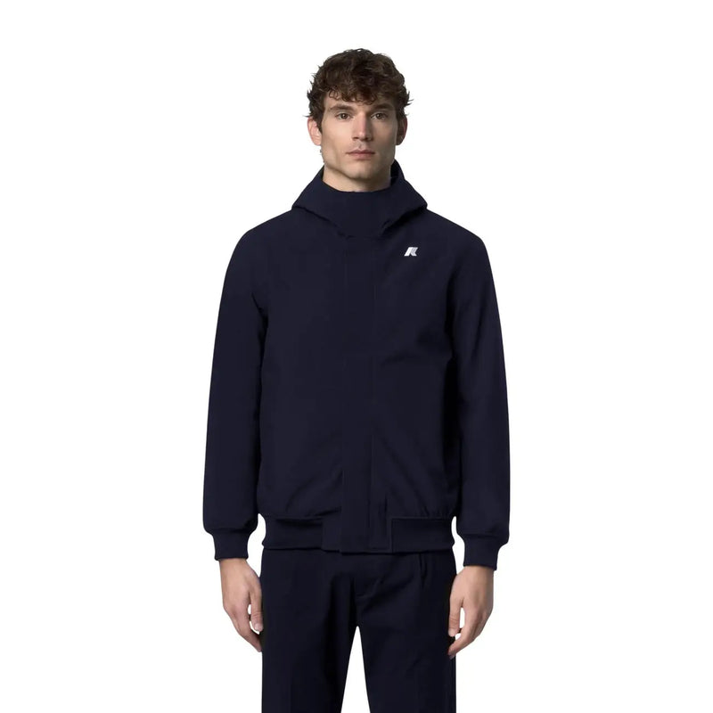 Blazer d'hiver bleu marine à capuche en polyamide avec logo blanc discret sur la poitrine gauche, issu de la collection homme Kway.