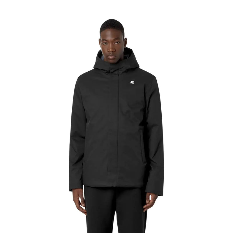 Blazer d'hiver Kway pour homme, veste à capuche noire en polyester avec logo blanc discret sur le côté gauche de la poitrine.