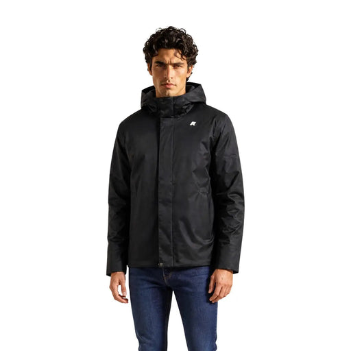 Blazer d'hiver Kway pour homme, veste à capuche imperméable en polyester noir avec logo blanc discret sur la poitrine gauche.