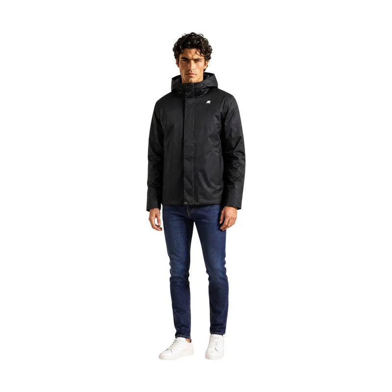 Blazer d'hiver Kway pour homme, veste à capuche noire en polyester avec un logo blanc discret sur la poitrine (vue de face)
