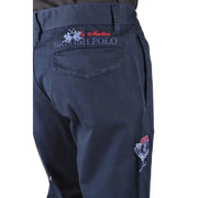 Pantalon homme La Martina bleu marine foncé, dos orné de logos brodés rouges, blancs et gris sur la poche et la cuisse.
