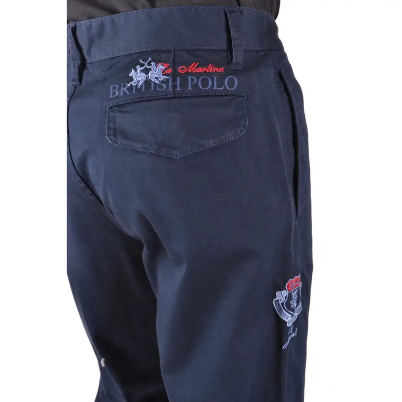 Pantalon homme La Martina bleu marine foncé, dos orné de logos brodés rouges, blancs et gris sur la poche et la cuisse.