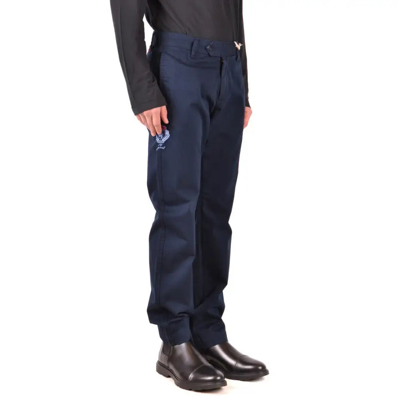 Pantalon La Martina bleu marine pour homme, avec logo brodé discret sur la cuisse et emblème d'oiseau métallique à la ceinture.