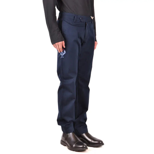 Pantalon La Martina bleu marine pour homme, avec logo brodé discret sur la cuisse et emblème d'oiseau métallique à la ceinture.